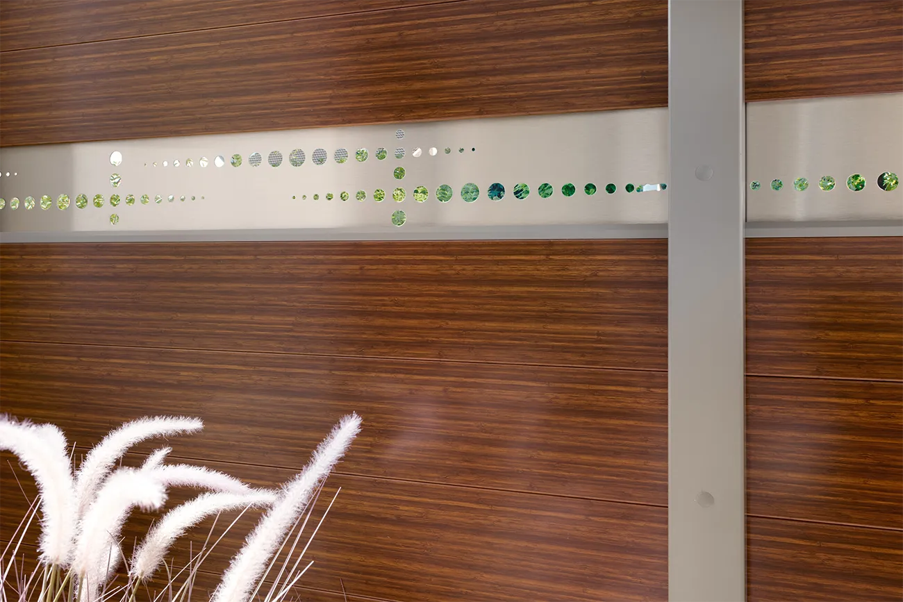 Detail van terraspalissade van aluminium in bamboekleur.